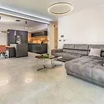 Palatium Iii - Sea View Vila
